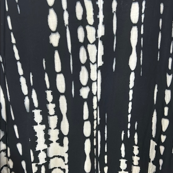 Black and White Resort Maxi Dress with V-Neck - Picture 3 of 4